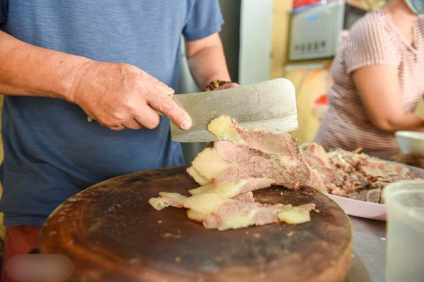 Quán ăn lạ đời nhất Việt Nam: Ông chủ 30 năm không cho vợ động vào dao
